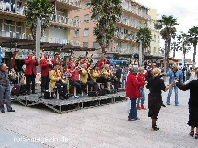 Sardane - gemeinsamer Tanz auf den 'Ramblas' in Canet-en-Roussillon