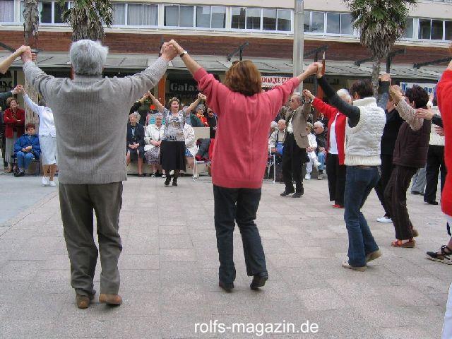 Sardane - gemeinsamer Tanz auf den 'Ramblas' in Canet-en-Roussillon