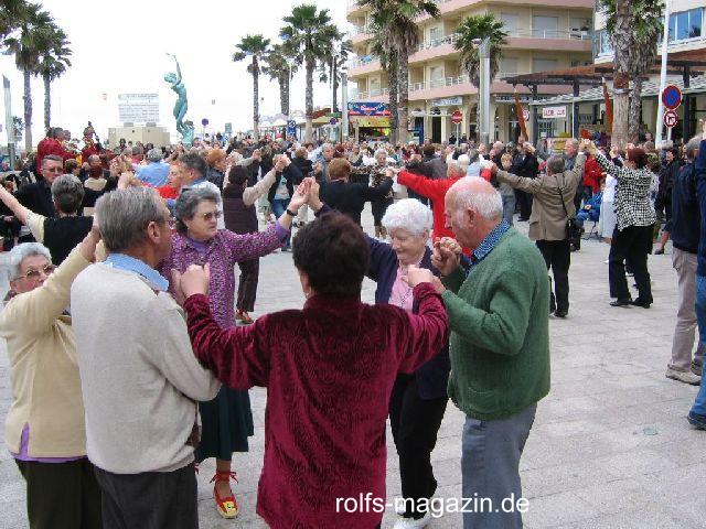 Sardane - gemeinsamer Tanz auf den 'Ramblas' in Canet-en-Roussillon