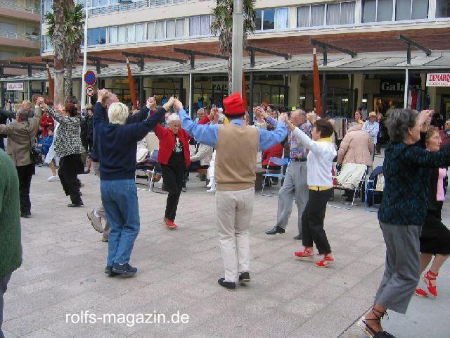 Sardane - gemeinsamer Tanz auf den 'Ramblas' in Canet-en-Roussillon