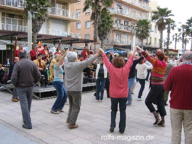 Sardane - gemeinsamer Tanz auf den 'Ramblas' in Canet-en-Roussillon