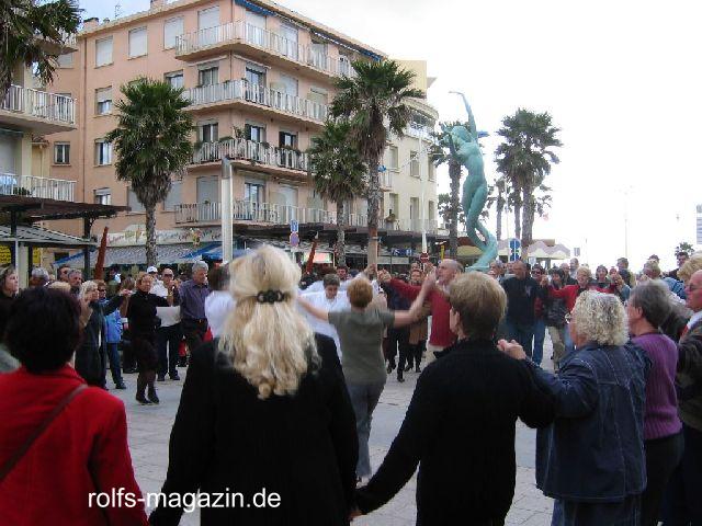 Sardane - gemeinsamer Tanz auf den 'Ramblas' in Canet-en-Roussillon