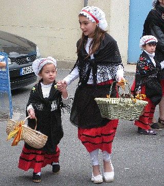 Katalanische Kinder zu Ostern