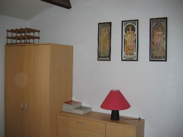 Die neuen Schränke in diesem Zimmer erweitern das Angebot, seine Sachen zu verstauen