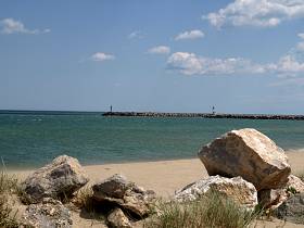 Wir wohnen nur 50 Meter vom Mittelmeerstrand entfernt