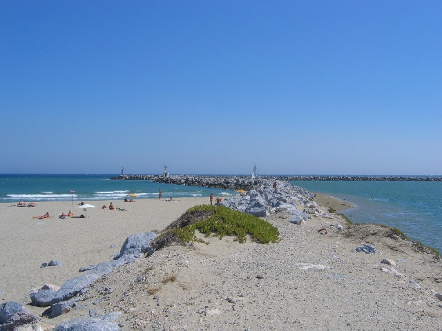 Die Mole mit Hafeneinfahrt nach Port Leucate