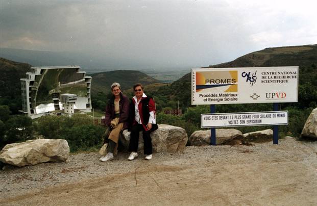 Gerlinde und Marie-Odile vor dem Four solaire