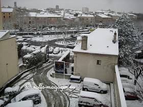 8.März 08h53' - Blick vom Hotel auf das verschneite Montélimar. Die Straßen sind geräumt!