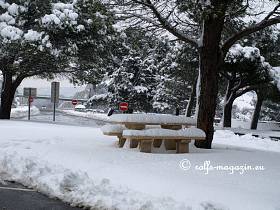 8.Mrz 10h53' - Kurze Pause auf einem Rastplatz. Solche Schneeflle haben wir den ganzen Winter in Deutschland nicht erlebt.