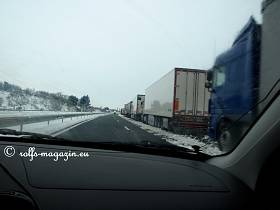 8.Mrz 11h11' - Die LKW haben Fahrverbot. Uns bleibt nur die linke Spur. Rechts 'parken' die Laster Stostange an Stostange.