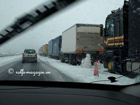 8.März 14h23' - Die zwangspausierenden LKW-Fahrer vertreiben sich die Zeit mit dem Bauen von Schneemännern.