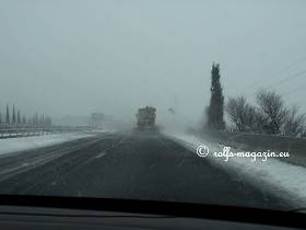 8.Mrz 14h35' - Der Schneefall wird intensiver, der Schnee bleibt liegen, die Strae wird immer glatter. Zum Glck fhrt kurz vor Narbonne ein Schneepflug vor uns auf. Dranbleiben!