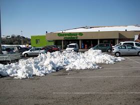 9.Mrz 15h24' - Groen Raum auf dem Parkplatz vor dem ehemaligen 'Shopi' nimmt der zusammengeschobene Schneehaufen ein.