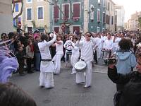 Eine Trommlergruppe bringt die Rhythmen fr die feurigen Tnzerinnen.