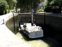 Schleusendurchfahrt wie am bekannten Canal du Midi. An welchem Kanal sind wir aber hier?