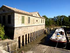 Architekt dieser Schleuse war Vauban, links befinden sich sowohl ein Wehr als auch das ehemalige Verwaltungsgebude der Wasserstraen Frankreichs