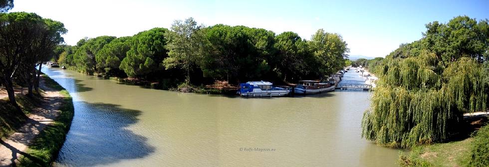 Der Canal du Midi erweitert sich hier zu einem kleinen Bootshafen. Und hier zweigt der Canal de Jonction (Verbindungskanal) ab. Was er verbindet, sehen wir spter.